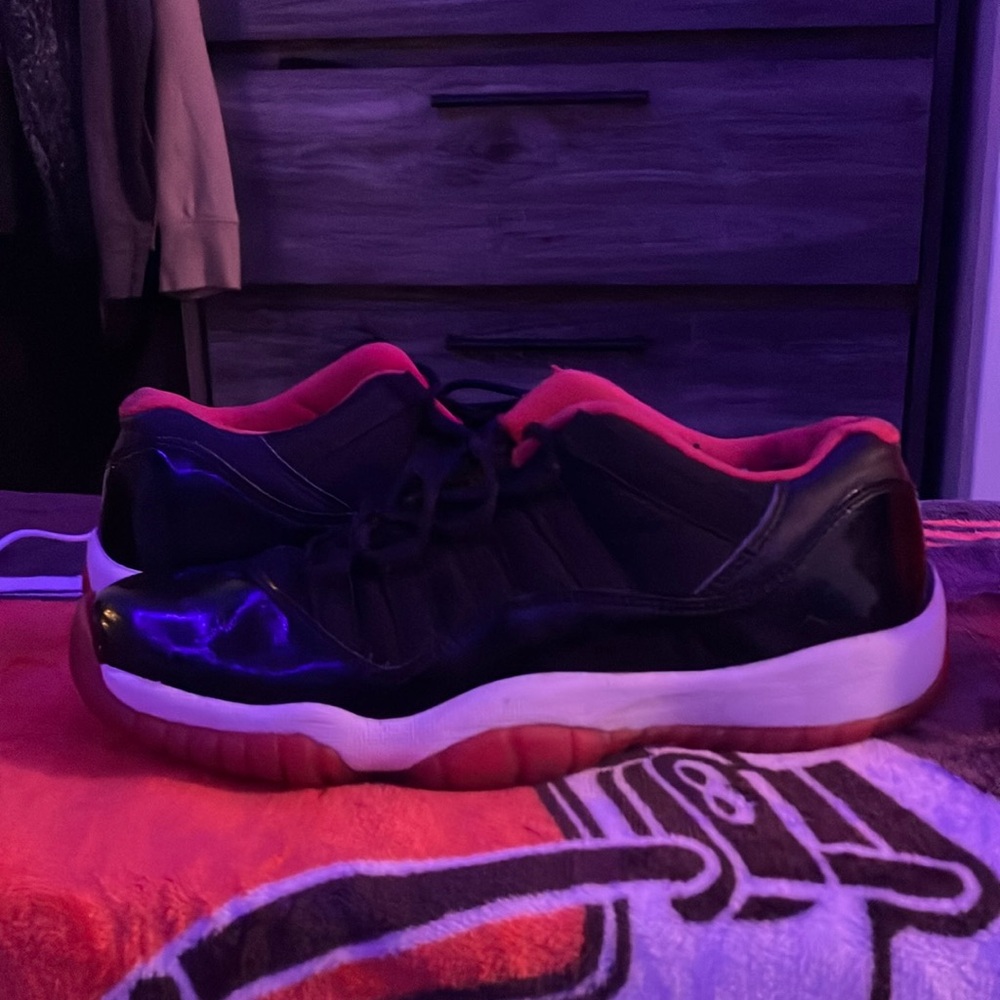 Jordan 11 low top breds, authenticated by the Poizen app,